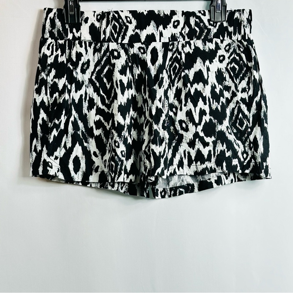 NWT Francesca’s Women’s Sz Small Black & White Boom Boom Jeans Lightweight Short